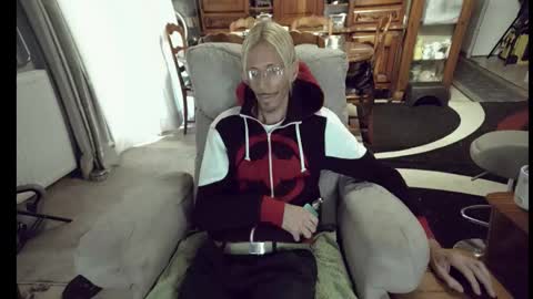 Snapshot of 00jeff31 chatting on October 24, 8:16 am jeff online show from October 24, 8:16 am