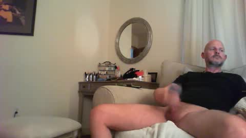 Snapshot of 1hotbaldguy chatting on December 18, 11:08 pm 1hotbaldguy online show from December 18, 11:08 pm