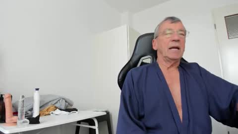 Snapshot of 200gentleman chatting on October 26, 1:35 pm Henk online show from October 26, 1:35 pm