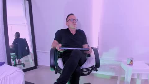 _axelking_ online show from February 26, 11:55 am