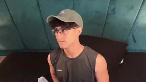 Aaron Ezequiel online show from April 10, 12:45 pm