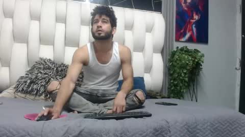 aaron_jones_1 online show from May 31, 1:10 pm