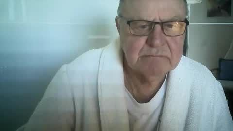 Snapshot of ahmole chatting on December 11, 9:53 am Ole online show from December 11, 9:53 am