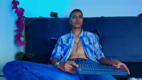 alan_colthon online show from May 16, 10:36 am