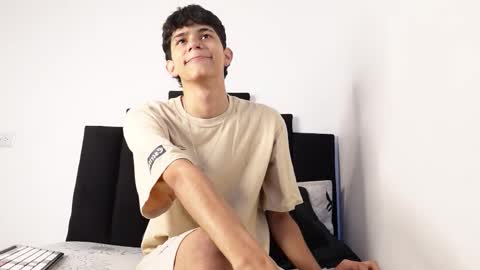 Snapshot of alex_mark_ chatting on October 24, 1:35 pm alex_mark_ online show from October 24, 1:35 pm