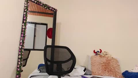 Snapshot of aliceusher_1 chatting on December 24, 11:00 pm J Ruiz online show from December 24, 11:00 pm