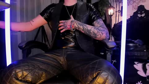 Snapshot of allanhurtss chatting on December 6, 2:02 am   online show from December 6, 2:02 am