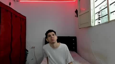 andrew_2811 online show from April 13, 9:59 pm