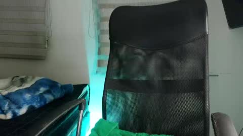 andrew_holden__ online show from February 28, 1:15 am