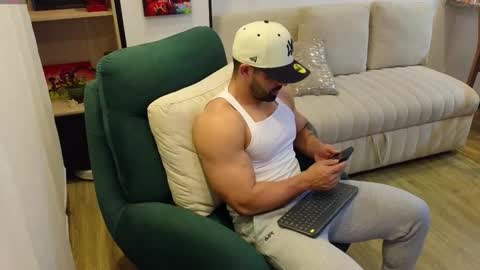 Snapshot of andrewfame chatting on October 23, 2:37 am Andrew online show from October 23, 2:37 am