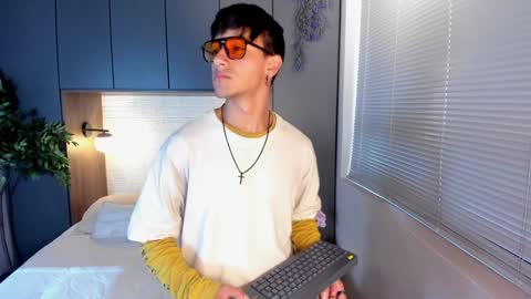 Snapshot of andyjoy_ chatting on December 17, 12:00 pm Andy Joy  online show from December 17, 12:00 pm