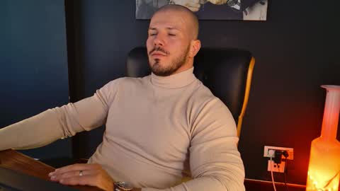 Snapshot of angeloeric chatting on October 21, 10:40 am BlackWolf online show from October 21, 10:40 am