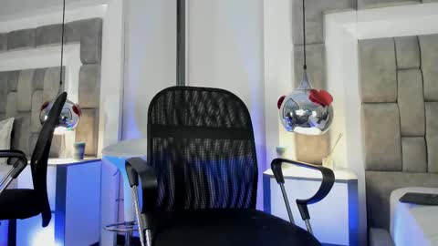 austinreeds online show from March 1, 3:34 pm