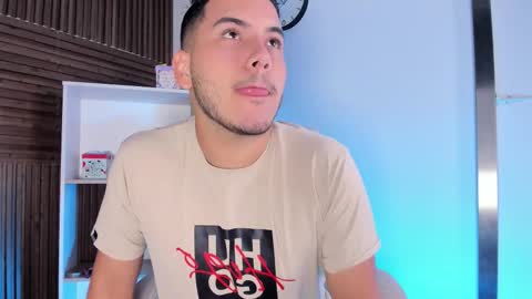 Snapshot of axel_grey_ chatting on October 23, 12:30 pm axel_grey_ online show from October 23, 12:30 pm