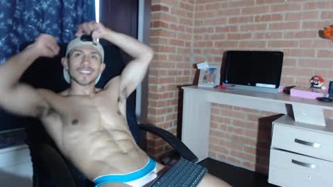 Snapshot of badbodylatino chatting on October 3, 4:45 pm badbodylatino online show from October 3, 4:45 pm