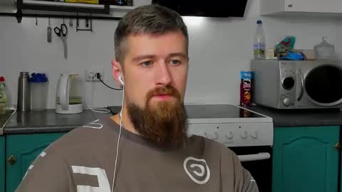 Snapshot of bearded_legend chatting on October 6, 1:10 am Zeus online show from October 6, 1:10 am