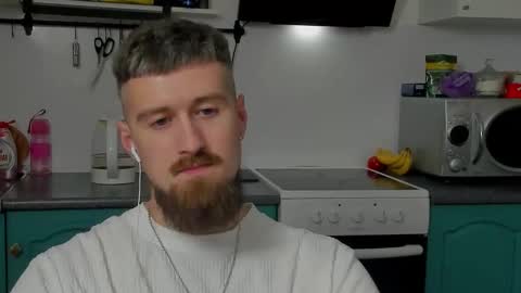 Snapshot of bearded_legend chatting on October 31, 11:52 pm Zeus online show from October 31, 11:52 pm