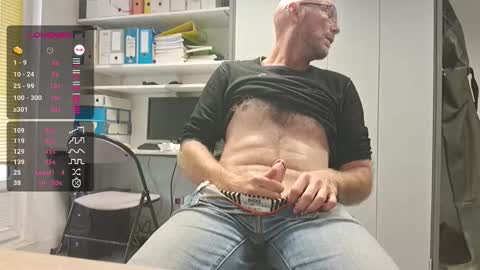 Snapshot of bi_french69 chatting on October 8, 3:16 pm My name is David and if you like public exhibitions you wont be disappointed with me LoL - My favorite vibes is 44  online show from October 8, 3:16 pm