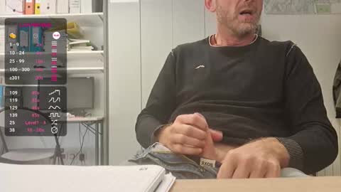 Snapshot of bi_french69 chatting on October 7, 3:05 pm My name is David and if you like public exhibitions you wont be disappointed with me LoL - My favorite vibes is 44  online show from October 7, 3:05 pm