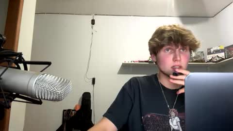 Snapshot of bigskinnyboyshh chatting on October 17, 2:59 am bigskinnyboyshh online show from October 17, 2:59 am