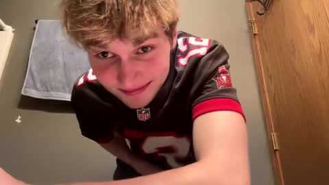 Snapshot of bigskinnyboyshh chatting on December 9, 10:22 am bigskinnyboyshh online show from December 9, 10:22 am