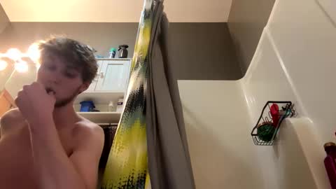 Snapshot of bigskinnyboyshh chatting on February 19, 7:17 am bigskinnyboyshh online show from February 19, 7:17 am