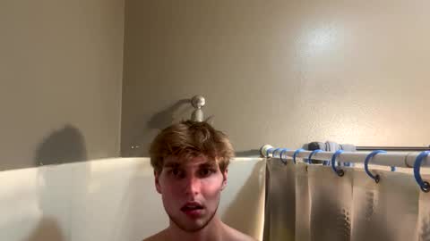 Snapshot of bigskinnyboyshh chatting on December 17, 6:35 am bigskinnyboyshh online show from December 17, 6:35 am