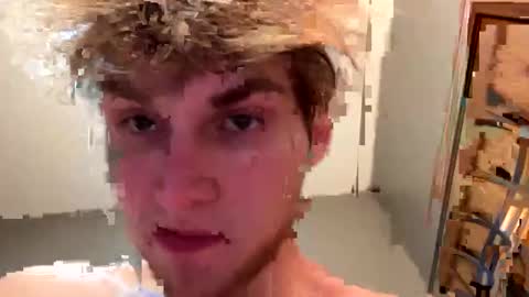 Snapshot of bigskinnyboyshh chatting on December 31, 9:06 pm bigskinnyboyshh online show from December 31, 9:06 pm