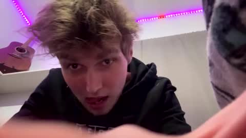 Snapshot of bigskinnyboyshh chatting on December 18, 2:21 am bigskinnyboyshh online show from December 18, 2:21 am