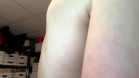 Snapshot of bigskinnyboyshh chatting on February 9, 6:22 am bigskinnyboyshh online show from February 9, 6:22 am