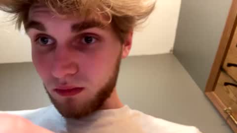 Snapshot of bigskinnyboyshh chatting on February 18, 4:26 am bigskinnyboyshh online show from February 18, 4:26 am