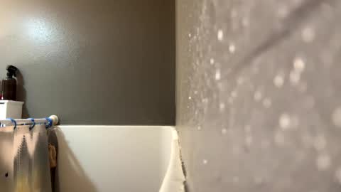 Snapshot of bigskinnyboyshh chatting on December 22, 1:34 am bigskinnyboyshh online show from December 22, 1:34 am