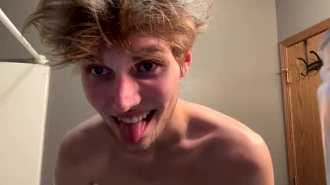 Snapshot of bigskinnyboyshh chatting on January 3, 5:28 am bigskinnyboyshh online show from January 3, 5:28 am