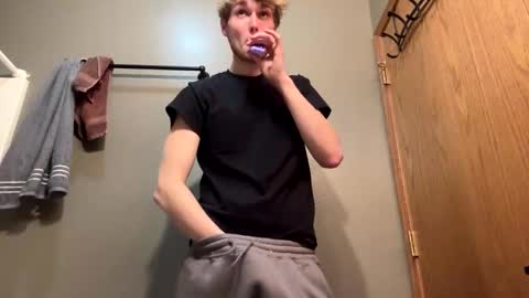 Snapshot of bigskinnyboyshh chatting on January 7, 11:56 pm bigskinnyboyshh online show from January 7, 11:56 pm