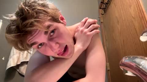 Snapshot of bigskinnyboyshh chatting on January 1, 8:37 pm bigskinnyboyshh online show from January 1, 8:37 pm