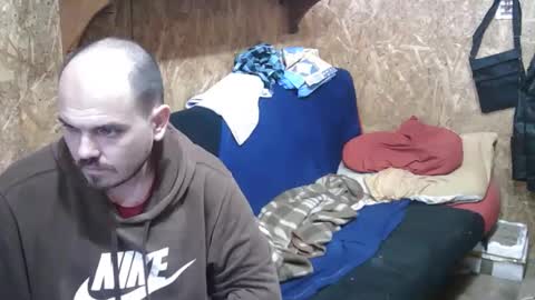 Em J online show from April 4, 7:11 pm