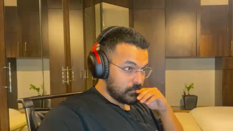 Leo online show from December 5, 5:09 pm