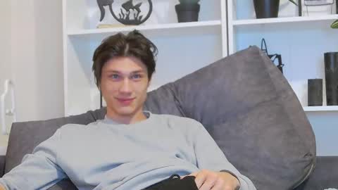 Snapshot of calvin_cay chatting on February 28, 8:18 pm Calvin online show from February 28, 8:18 pm