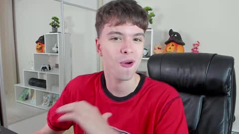 Snapshot of calvin_loves_you chatting on January 10, 7:11 pm Hey I am Calvin  online show from January 10, 7:11 pm