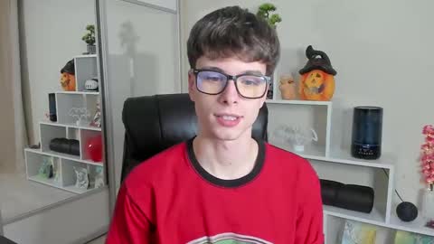 Snapshot of calvin_loves_you chatting on February 21, 7:10 pm Hey I am Calvin  online show from February 21, 7:10 pm
