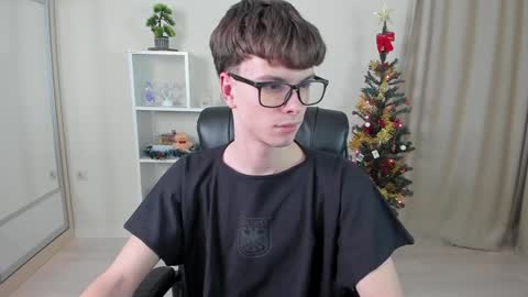 Snapshot of calvin_loves_you chatting on December 22, 7:10 pm Hey I am Calvin  online show from December 22, 7:10 pm