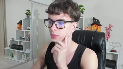 Snapshot of calvin_loves_you chatting on January 26, 7:09 pm Hey I am Calvin  online show from January 26, 7:09 pm