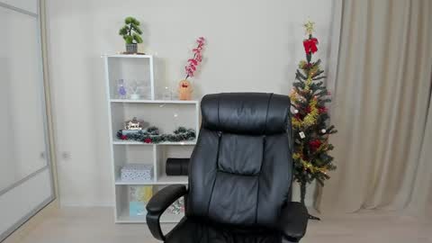 Snapshot of calvin_loves_you chatting on December 20, 7:17 pm Hey I am Calvin  online show from December 20, 7:17 pm