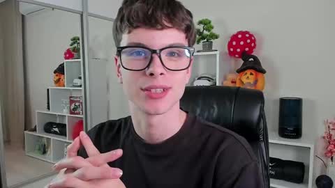 Snapshot of calvin_loves_you chatting on March 11, 7:14 pm Hey I am Calvin  online show from March 11, 7:14 pm