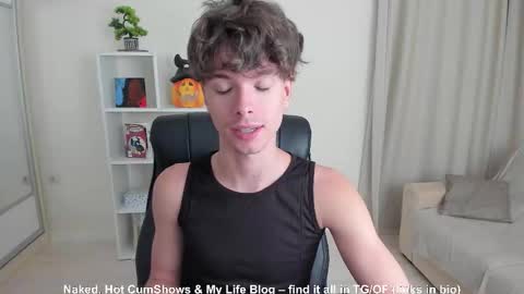 Snapshot of calvin_loves_you chatting on September 10, 6:17 pm Hey I am Calvin  online show from September 10, 6:17 pm