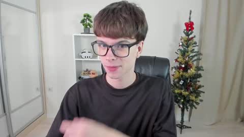Snapshot of calvin_loves_you chatting on January 7, 7:17 pm Hey I am Calvin  online show from January 7, 7:17 pm