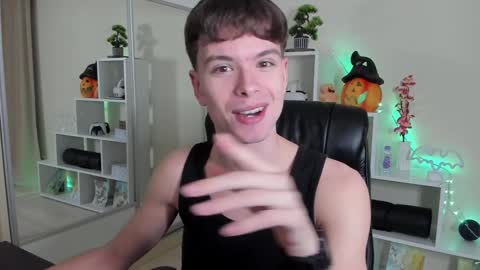 Snapshot of calvin_loves_you chatting on January 11, 7:05 pm Hey I am Calvin  online show from January 11, 7:05 pm