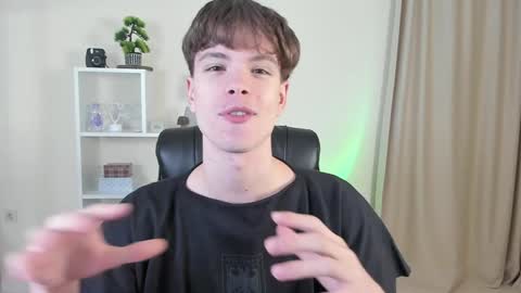 Snapshot of calvin_loves_you chatting on December 4, 7:12 pm Hey I am Calvin  online show from December 4, 7:12 pm