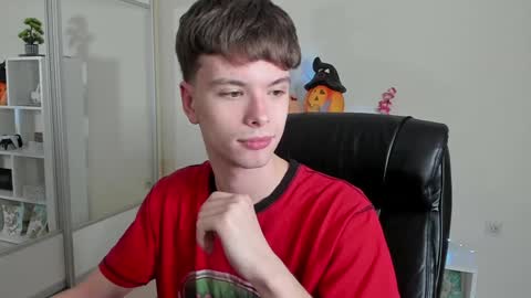 Snapshot of calvin_loves_you chatting on January 12, 7:10 pm Hey I am Calvin  online show from January 12, 7:10 pm
