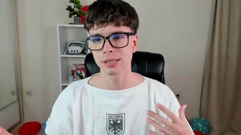 Snapshot of calvin_loves_you chatting on March 7, 7:05 pm Hey I am Calvin  online show from March 7, 7:05 pm